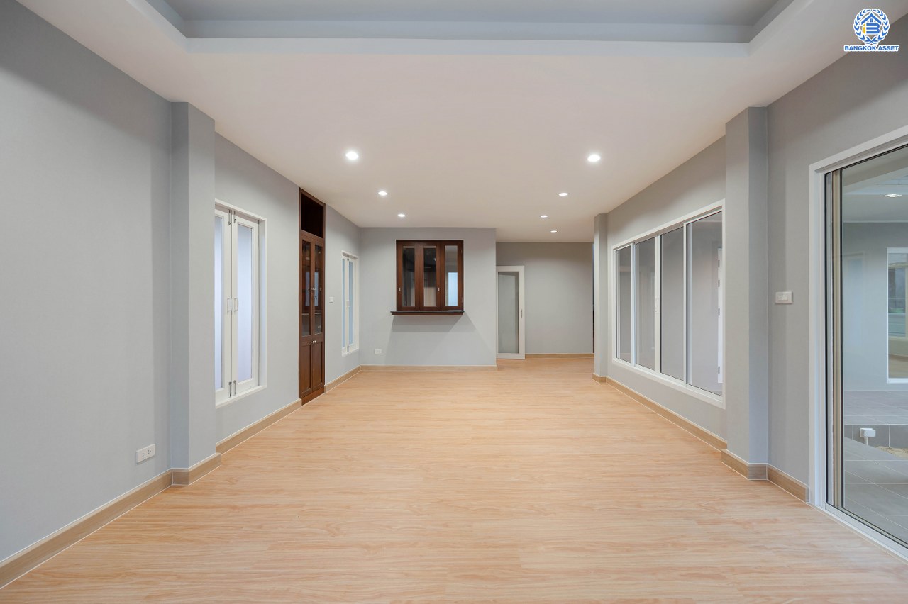 บ้านมือสองตกแต่งใหม่ โครงการ โนเบิลวานา ปิ่นเกล้า1 บ้านเดี่ยวหลังใหญ่ เนื้อที่ 65.6 ตร.ว. พื้นที่ใช้สอย 206.4 ตร.ม. ฟังก์ชัน 3 ห้องนอน 3 ห้องน้ำ 2 ห้องอเนกประสงค์  1 ห้องแม่บ้าน จอดรถได้ 2 คัน บนสุดยอดทำเลเดินทางสะดวก หน้าโครงการติดถนนใหญ่บรมราชชนนี ใกล้ทางคู่ขนานลอยฟ้าบรมราชชนนี ม.มหิดล เซ็นทรัลศาลายา และรายล้อมด้วยสิ่งอำนวยความสะดวกครบ...